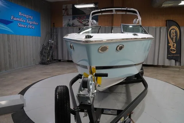 Slide: The Image of Four Winns H4 Surf 2025 - 3