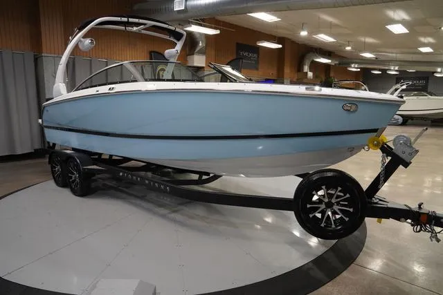 Slide: The Image of Four Winns H4 Surf 2025 - 5