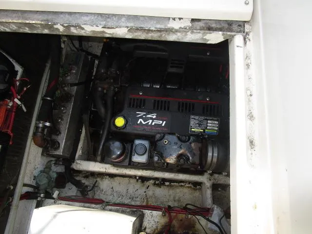 Slide: The Image of Engine compartment of 1999 Maxum 2800SCR with 7.4 MPI engine. - 21