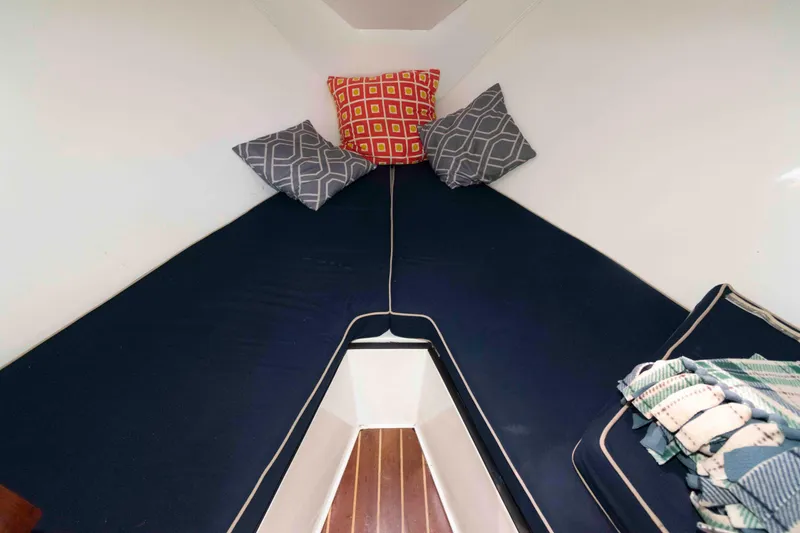 Slide: The Image of Cozy cabin interior of 2005 Holby Pilot 24 with cushions and bedding. - 14