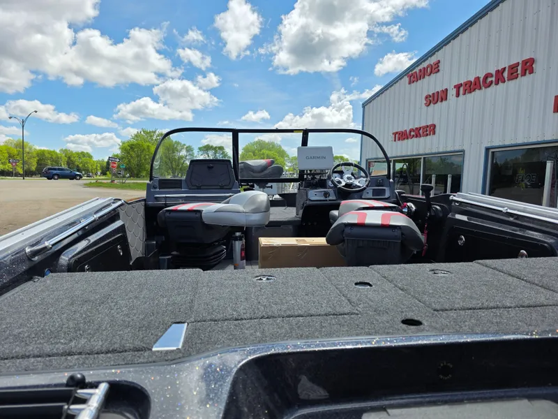 Slide: The Image of 2025 Nitro ZV-20 SPORT boat interior at dealership, under a bright blue sky. - 8