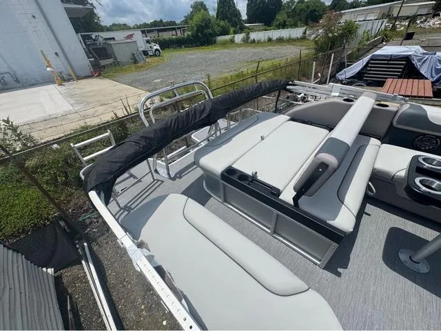 Slide: The Image of Godfrey Sweetwater 2286 SFL Tritoon - Yamaha 150 2026 - 10