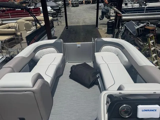 Slide: The Image of Godfrey Sweetwater 2286 SFL Tritoon - Yamaha 150 2026 - 13