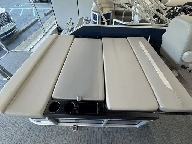 Slide: The Image of Godfrey EX 2286 SFLX 2025 - 12