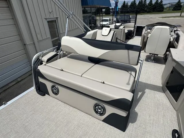 Slide: The Image of Tahoe LTZ 2385 CRB 2025 - 15