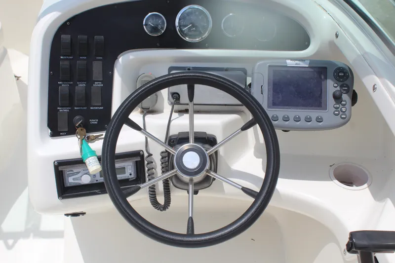 Slide: The Image of Sea Ray 210 Dual Console 1999 - 9