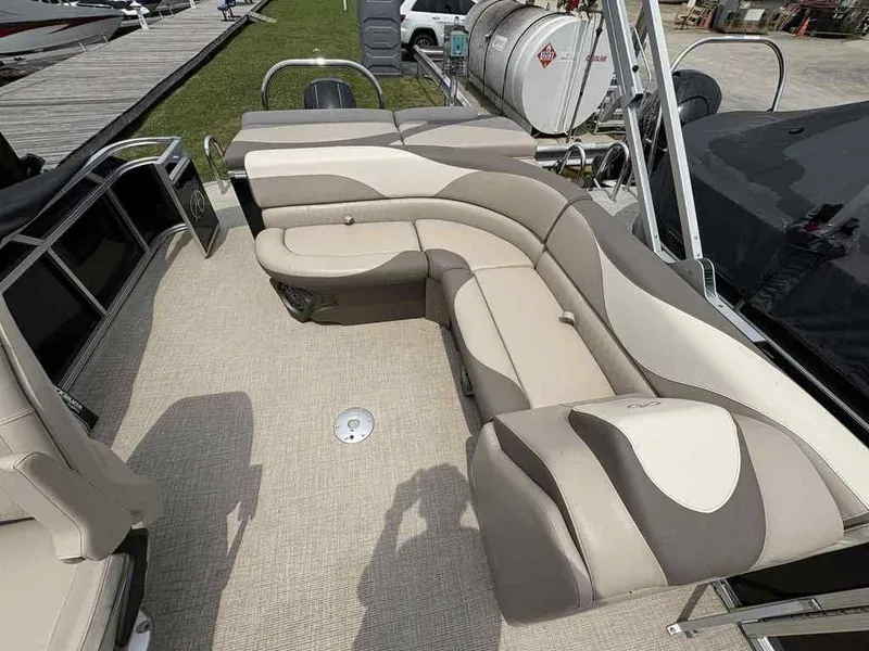 Slide: The Image of Avalon LSZ Cruise Rear Bench 24 FT 2022 - 4