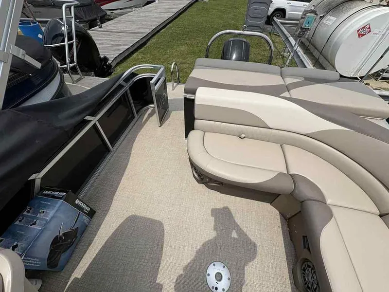 Slide: The Image of Avalon LSZ Cruise Rear Bench 24 FT 2022 - 5
