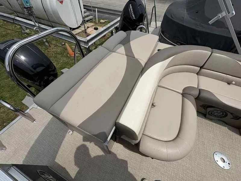 Slide: The Image of Avalon LSZ Cruise Rear Bench 24 FT 2022 - 6