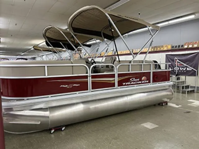 The Image of Sun Tracker Party Barge 18 DLX 2025 - 1