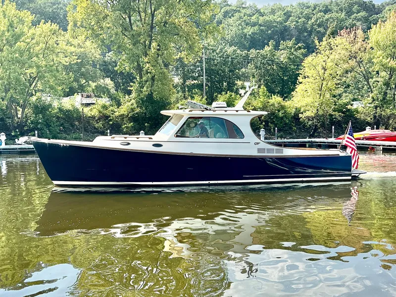 The Image of Hinckley Yachts Picnic Boat 37 MKIII 2009 - undefined