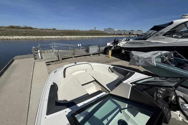 Slide: The Image of Sea Ray 190 Sport 2016 - 11