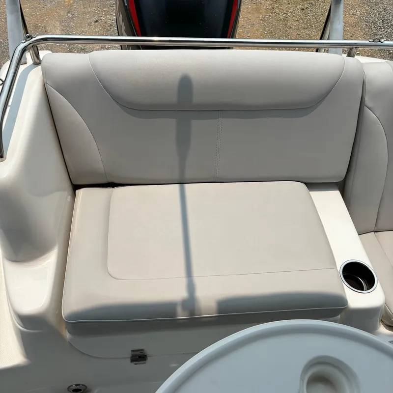 Slide: The Image of Splendor Odyssey 220 boat seat, 2020 model, with cup holder and light gray upholstery. - 9
