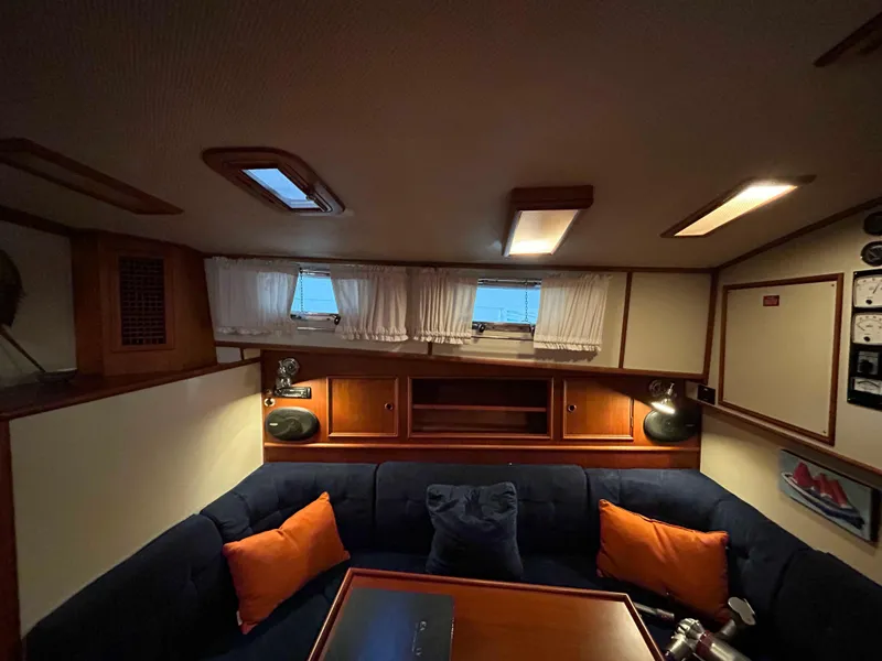 Slide: The Image of Grand Banks 38 Eastbay EX 1998 - 18