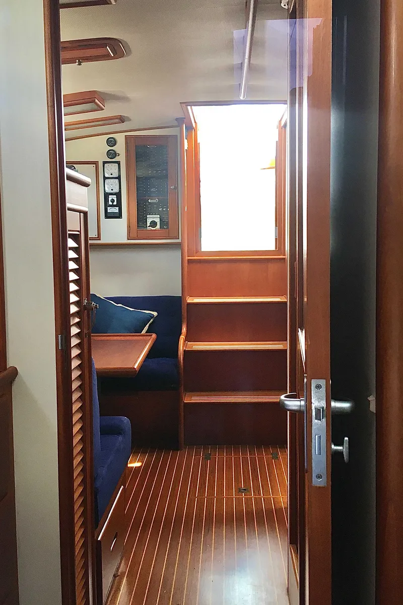 Slide: The Image of Grand Banks 38 Eastbay EX 1998 - 21