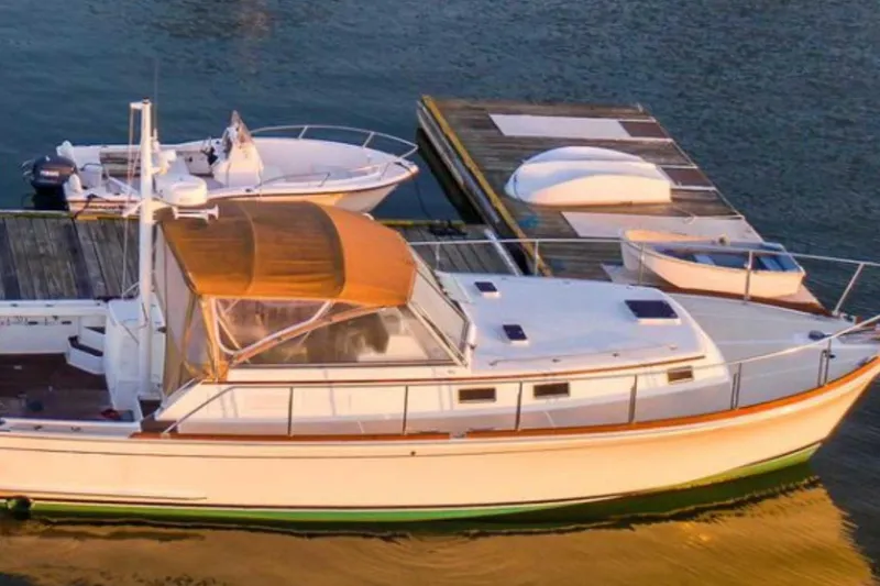 Slide: The Image of Grand Banks 38 Eastbay EX 1998 - 3
