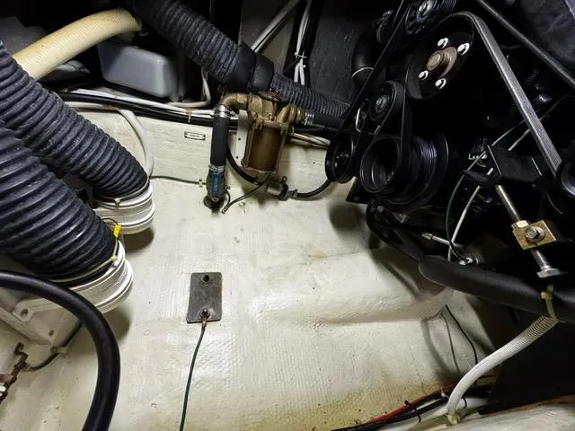 Slide: The Image of Carver Yachts 360 Sport Sedan 2004 - 56