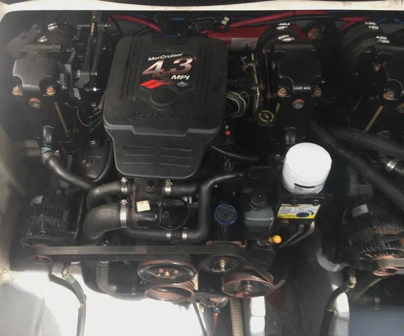 Slide: The Image of Engine of 2004 Sea Ray 280 Sundancer boat, featuring MerCruiser 4.3 MPI. - 29