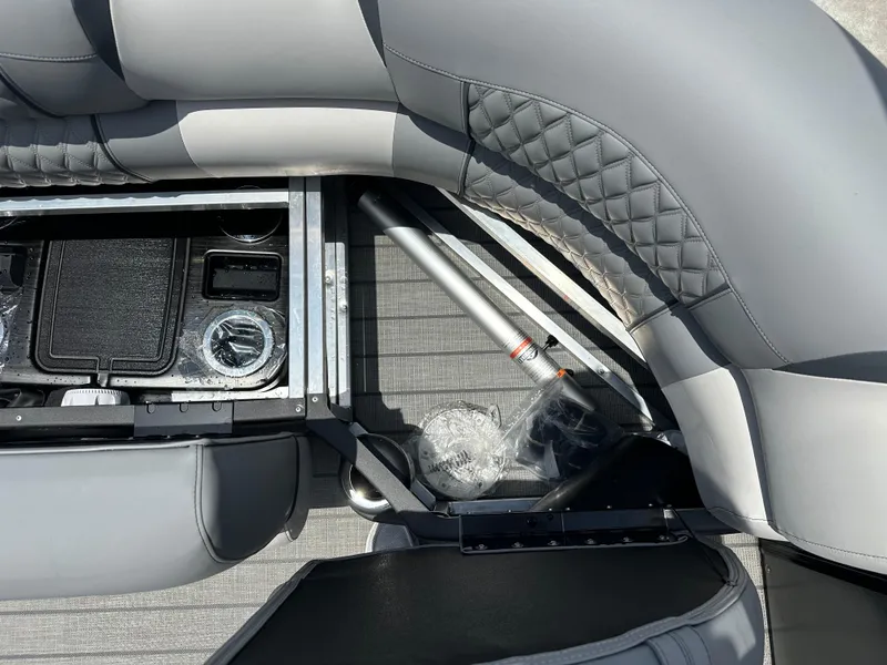 Slide: The Image of Avalon Catalina Versatile Rear Bench - 23' 2025 - 17