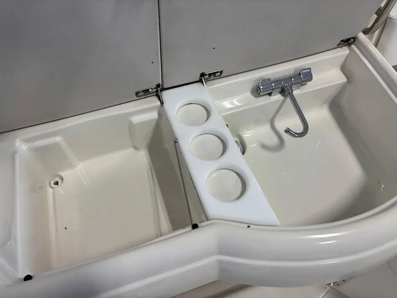 Slide: The Image of 1999 Formula 330 Sun Sport 10 - 10