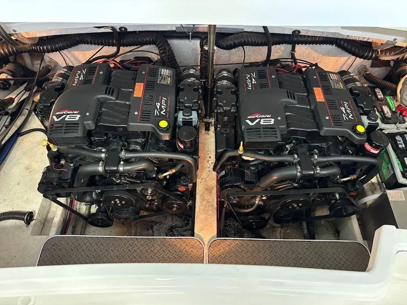 Slide: The Image of 1999 Formula 330 Sun Sport 23 - 23