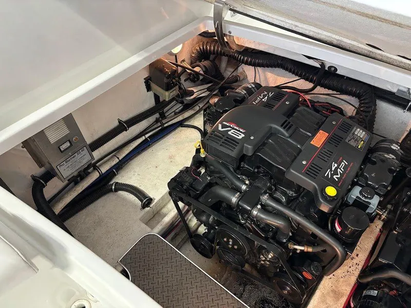 Slide: The Image of 1999 Formula 330 Sun Sport 24 - 24