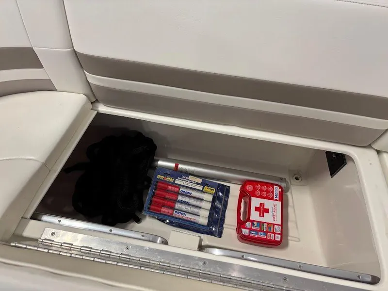 Slide: The Image of 1999 Formula 330 Sun Sport 8 - 8