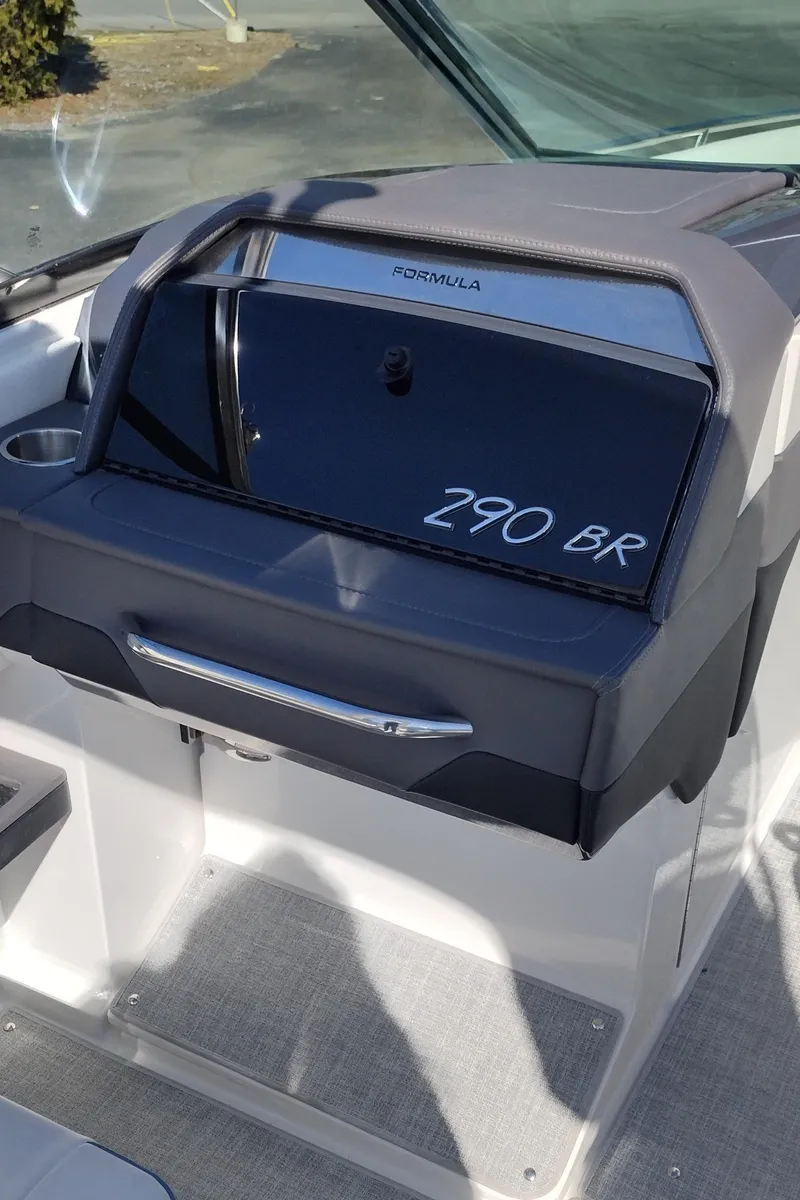 Slide: The Image of Formula 290 Bowrider 2024 - 51