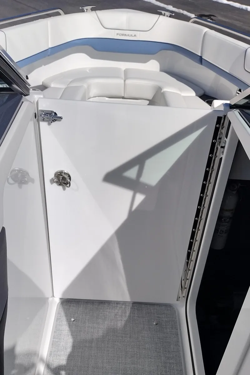 Slide: The Image of Formula 290 Bowrider 2024 - 56