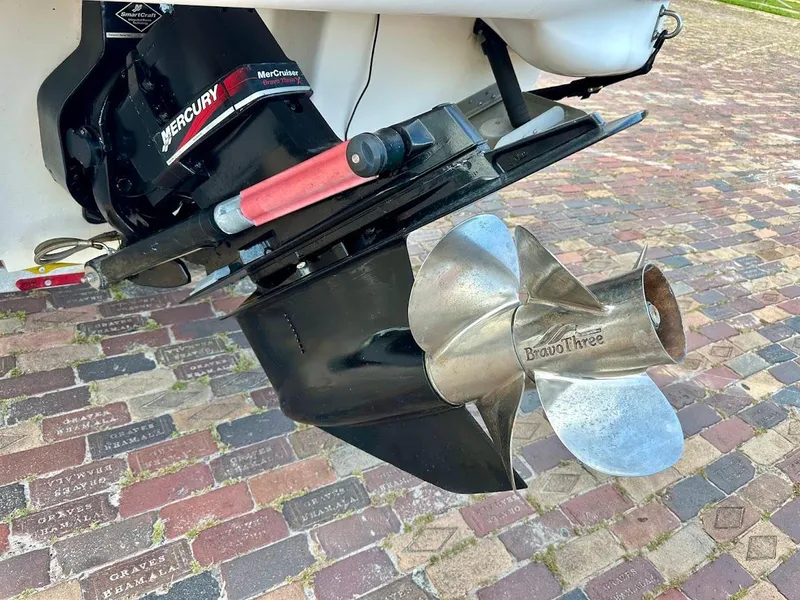 Slide: The Image of 2004 Sea Ray SUNDECK 270 boat propeller and drive on brick surface. - 14