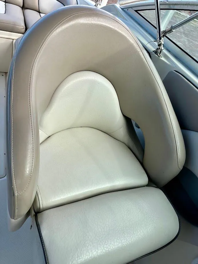 Slide: The Image of 2004 Sea Ray SUNDECK 270 boat seat with beige upholstery. - 22