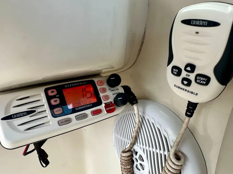 Slide: The Image of Uniden marine radio and speaker on 2004 Sea Ray SUNDECK 270 boat. - 31