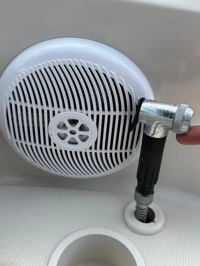 Slide: The Image of Boat speaker and air pump on 2004 Sea Ray SUNDECK 270. - 41