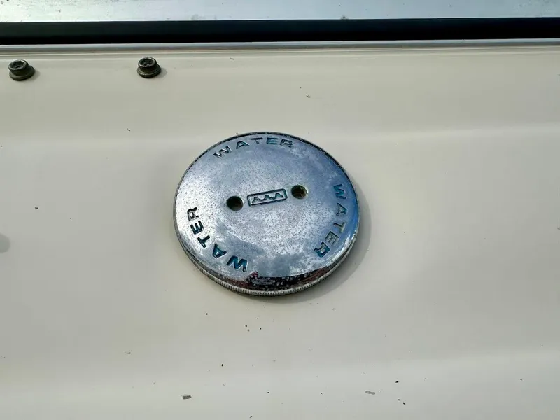 Slide: The Image of Water access cap on 2004 Sea Ray SUNDECK 270 boat. - 6