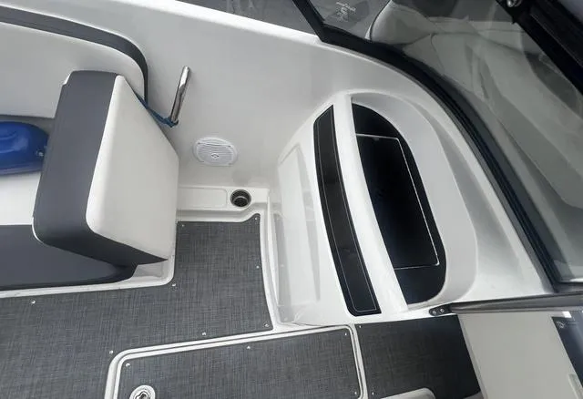 Slide: The Image of Bayliner VR4 BOWRIDER 2021 - 13