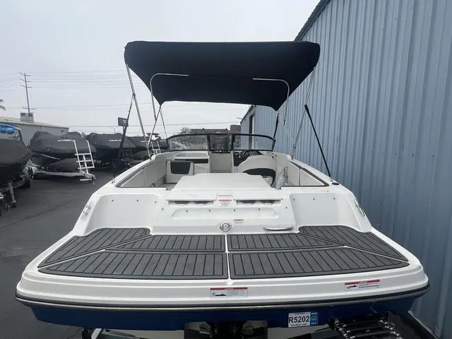 Slide: The Image of Bayliner VR4 BOWRIDER 2021 - 3