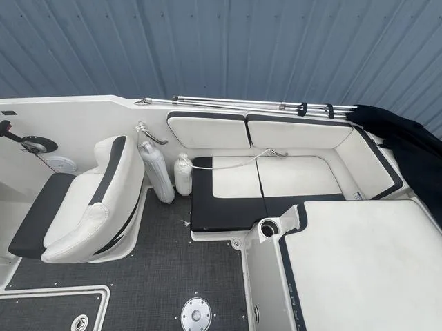 Slide: The Image of Bayliner VR4 BOWRIDER 2021 - 8