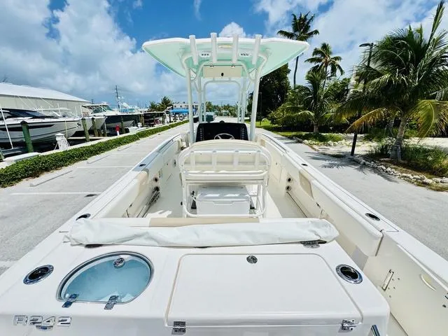 Slide: The Image of Robalo R242 2022 - 10