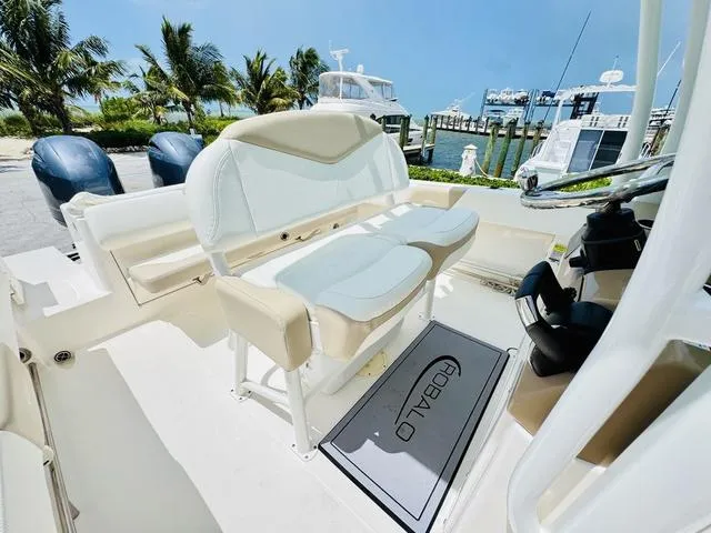 Slide: The Image of Robalo R242 2022 - 11