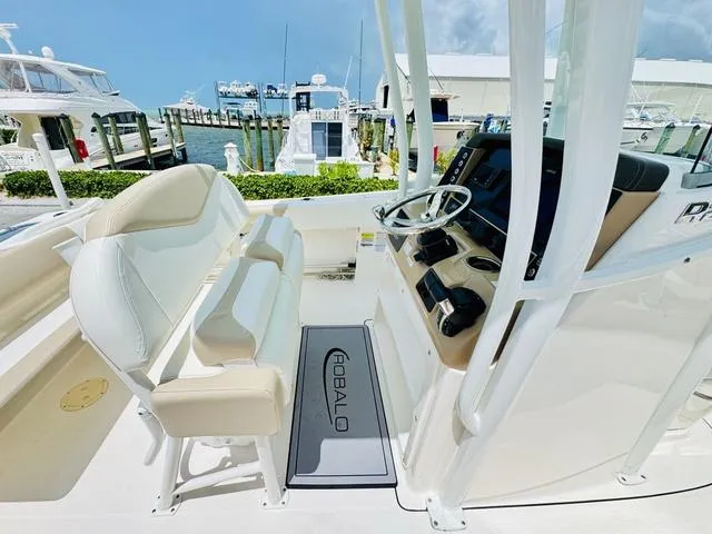 Slide: The Image of Robalo R242 2022 - 12