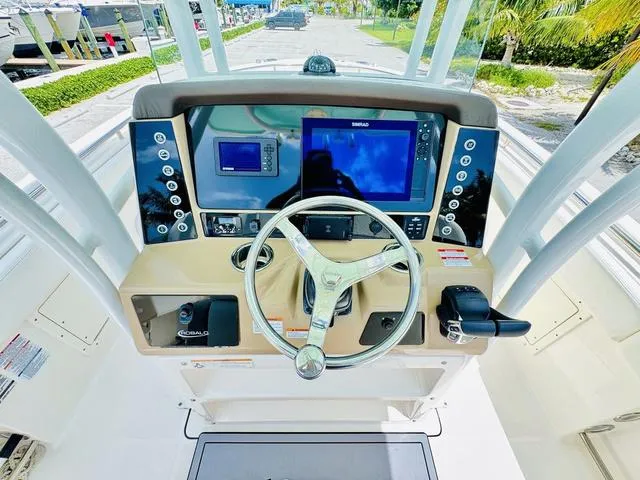 Slide: The Image of Robalo R242 2022 - 13