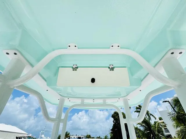 Slide: The Image of Robalo R242 2022 - 14