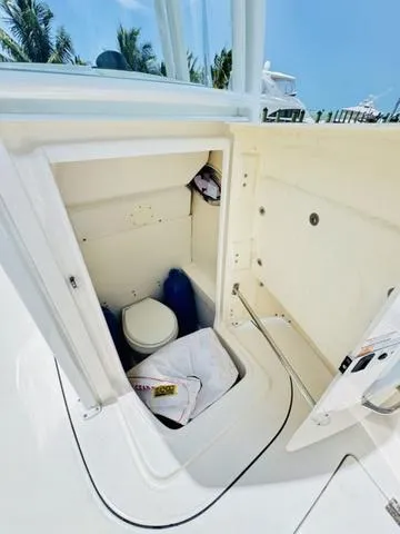 Slide: The Image of Robalo R242 2022 - 15