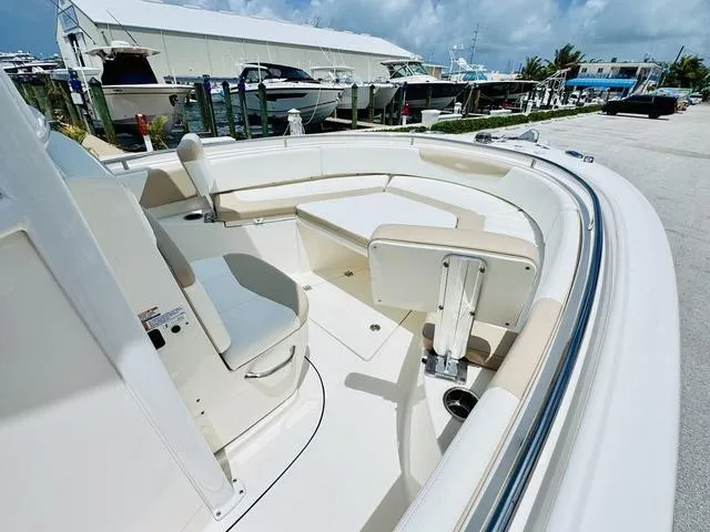 Slide: The Image of Robalo R242 2022 - 16