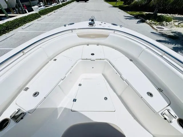 Slide: The Image of Robalo R242 2022 - 17