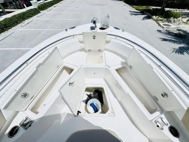 Slide: The Image of Robalo R242 2022 - 18