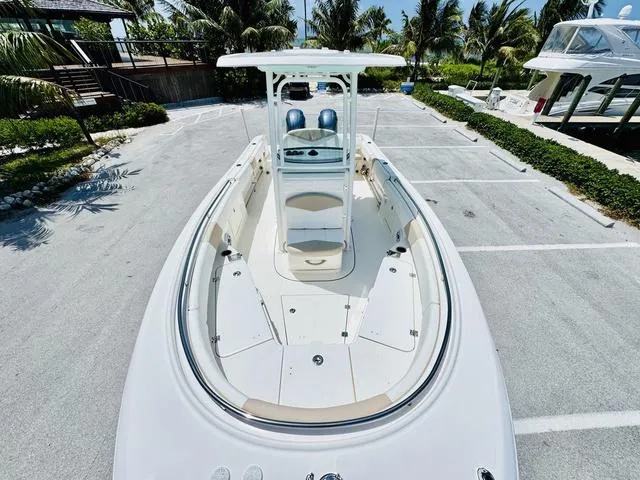 Slide: The Image of Robalo R242 2022 - 19