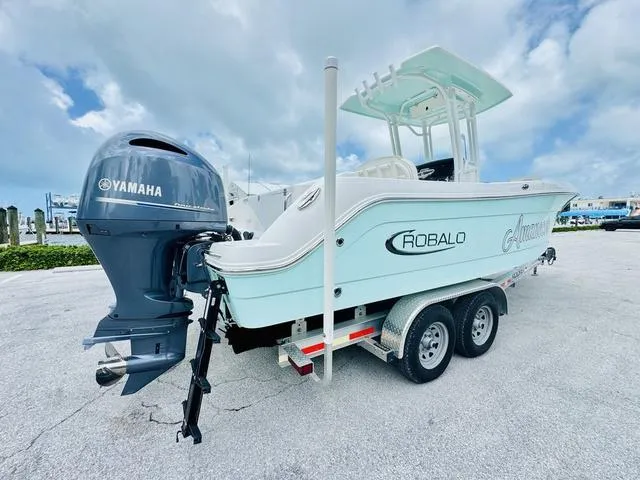 Slide: The Image of Robalo R242 2022 - 20