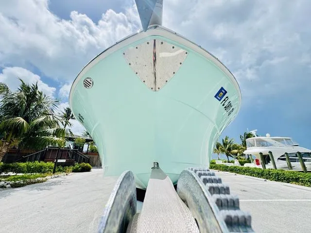 Slide: The Image of Robalo R242 2022 - 23