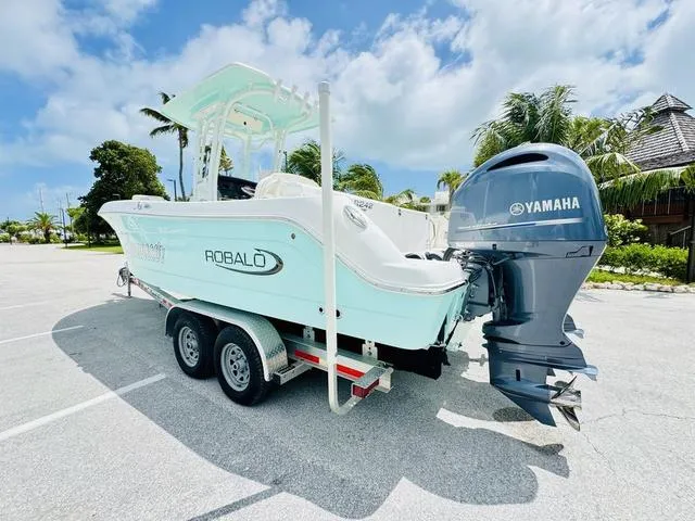 Slide: The Image of Robalo R242 2022 - 3